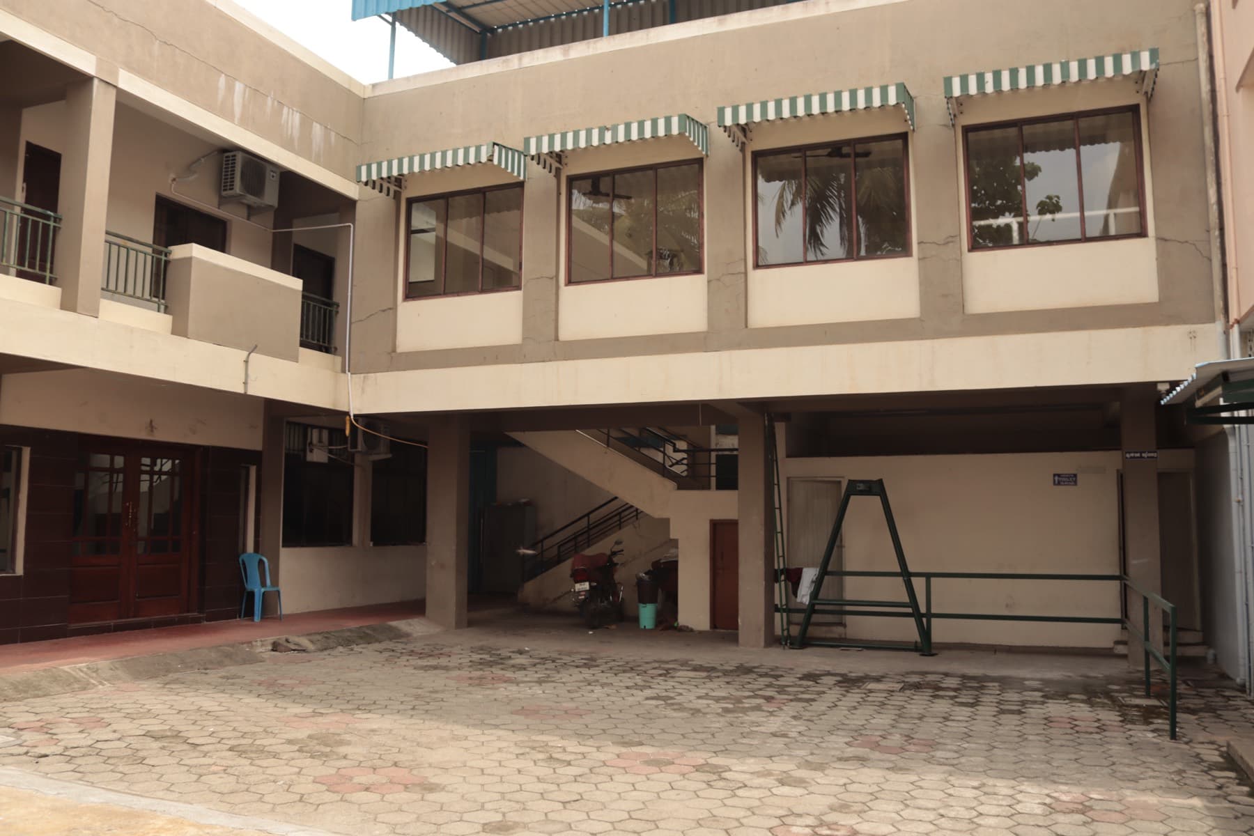 Rear block of the mahal with open courtyard